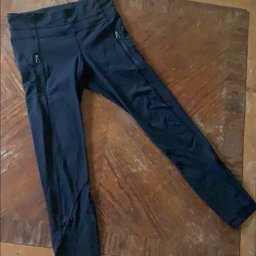 Black lululemon leggings with pockets